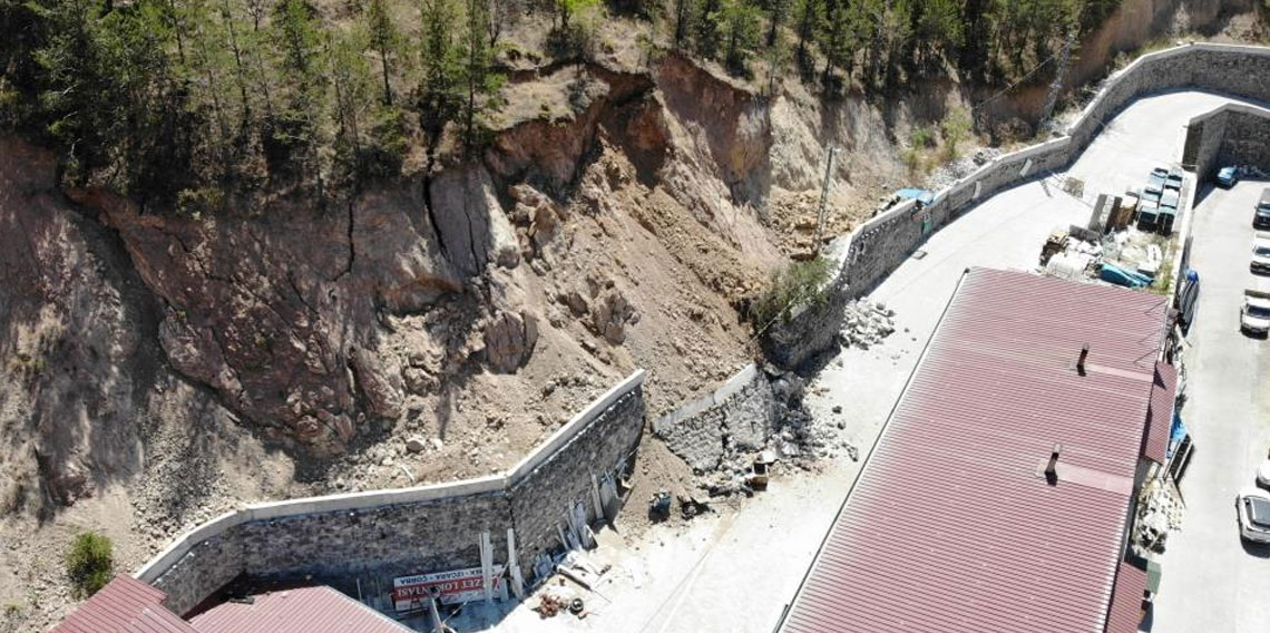 Gümüşhane'de heyelan riski nedeniyle 25 iş yeri boşaltıldı