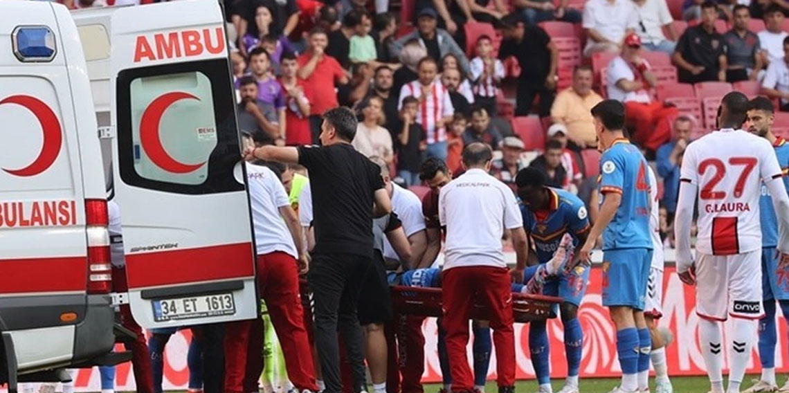 Süper Lig maçında yürekleri ağza getiren sakatlık: Hastaneye kaldırıldı