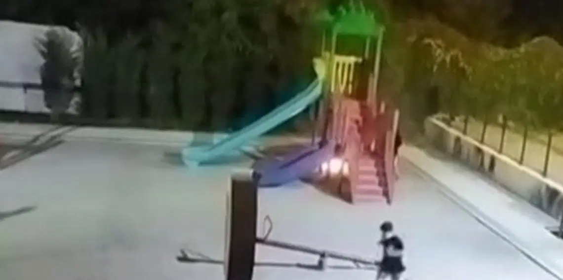 Çocuklar oyun parkını ateşe verdi