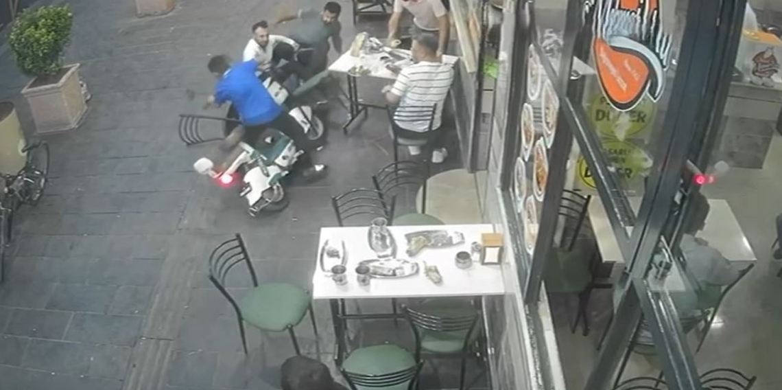 Elektrikli bisikletle yemek yiyenlerin arasına daldı