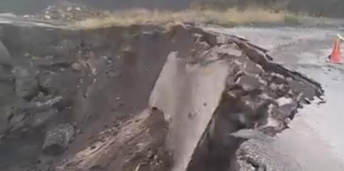 Tokat'ta sağanak sonrası köy yolu çöktü, çökme anı kamerada