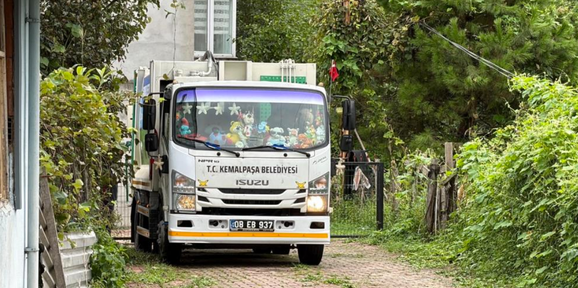 Çocukların 'kokuyor' diye uzak durduğu çöp kamyonunu oyuncaklarla sevdiriyor