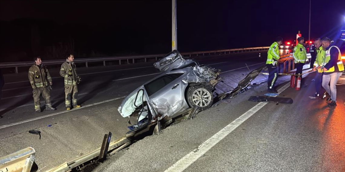 Çanakkale’de feci kaza! Otomobil ikiye bölündü!