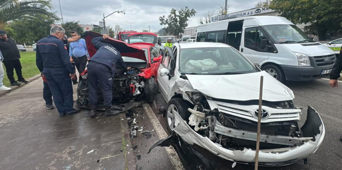 Samsun'da feci kaza! Otomobiller kafa kafaya çarpıştı: 1'i ağır 2 yaralı