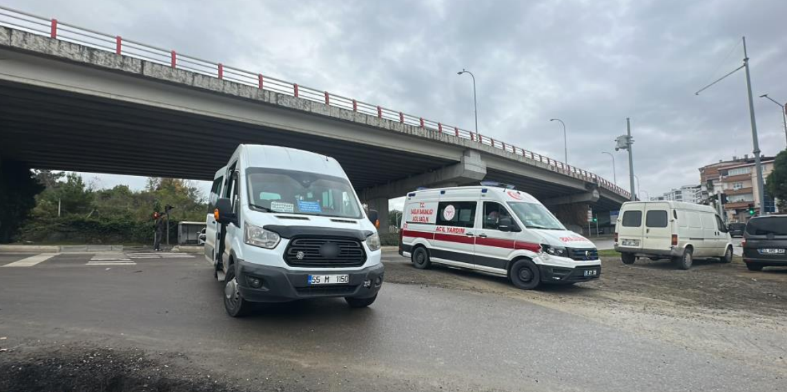 Samsun'da ambulans ile yolcu minibüsü çarpıştı