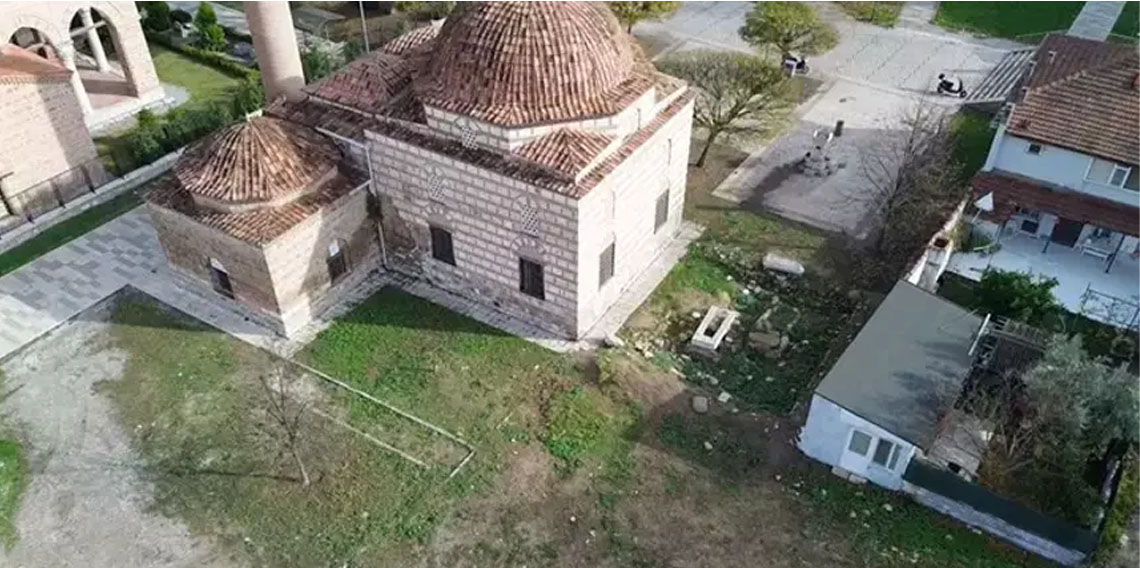 Tarihi mezarlıkta tepki çeken görüntü! 