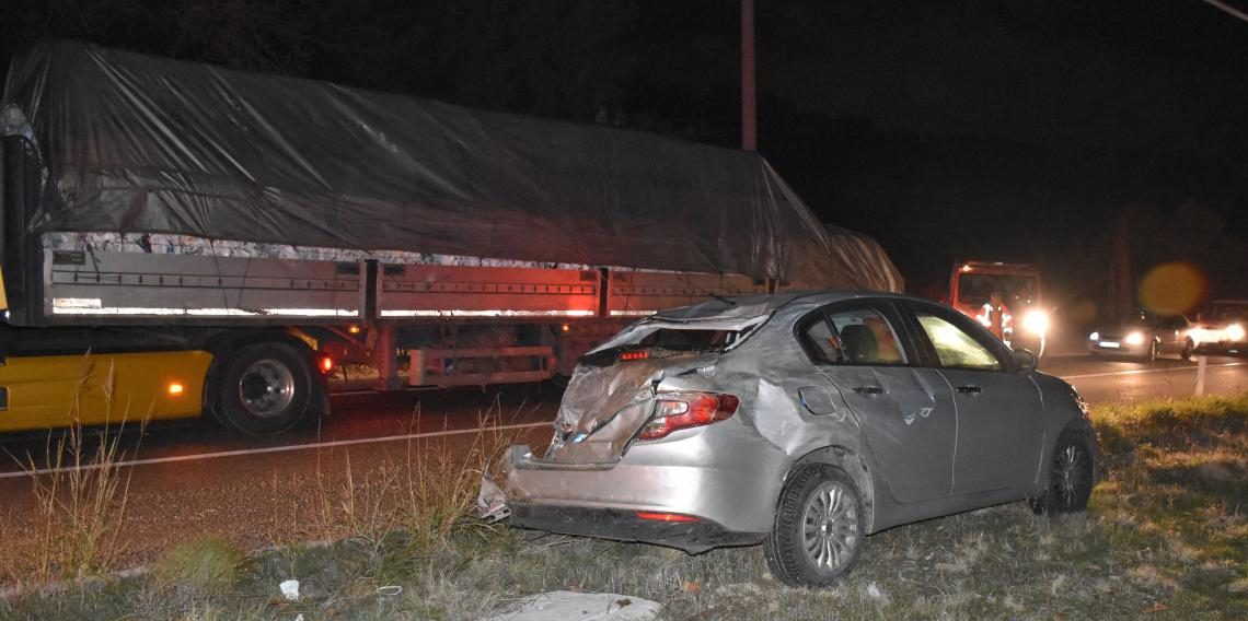 İzmir'de tır otomobillere çarptı: 3 ölü, 7 yaralı