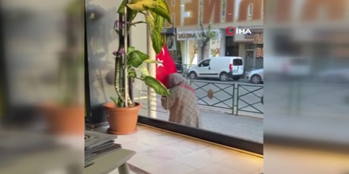 Türk bayrağını öpen teyzenin görüntüsü yürekleri ısıttı