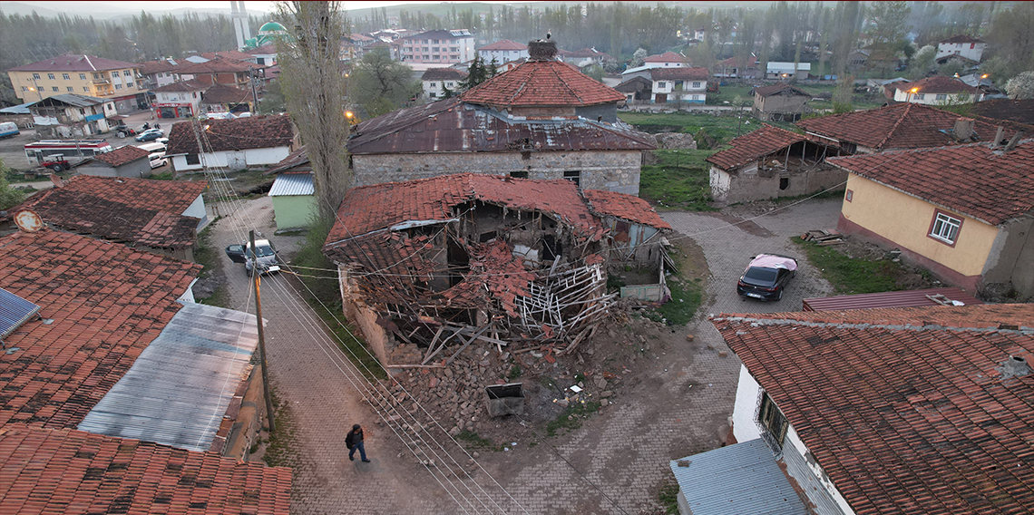 5,6'lık depremin merkez üssü Buğdaylı köyünde yaralar sarılıyor