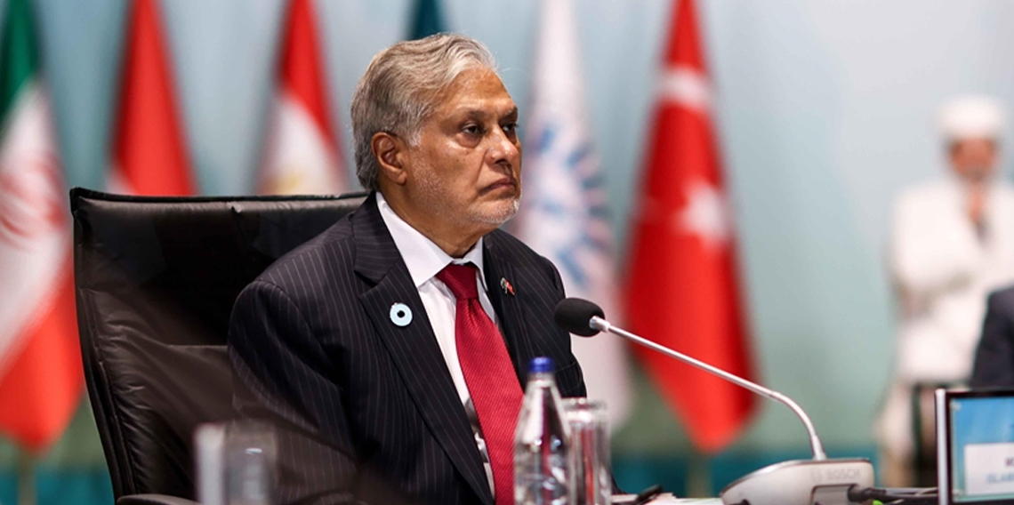 Pakistan Dışişleri Bakanı Dar, Mısırlı mevkidaşı Abdelatty'i karşılarken dengesini kaybetti