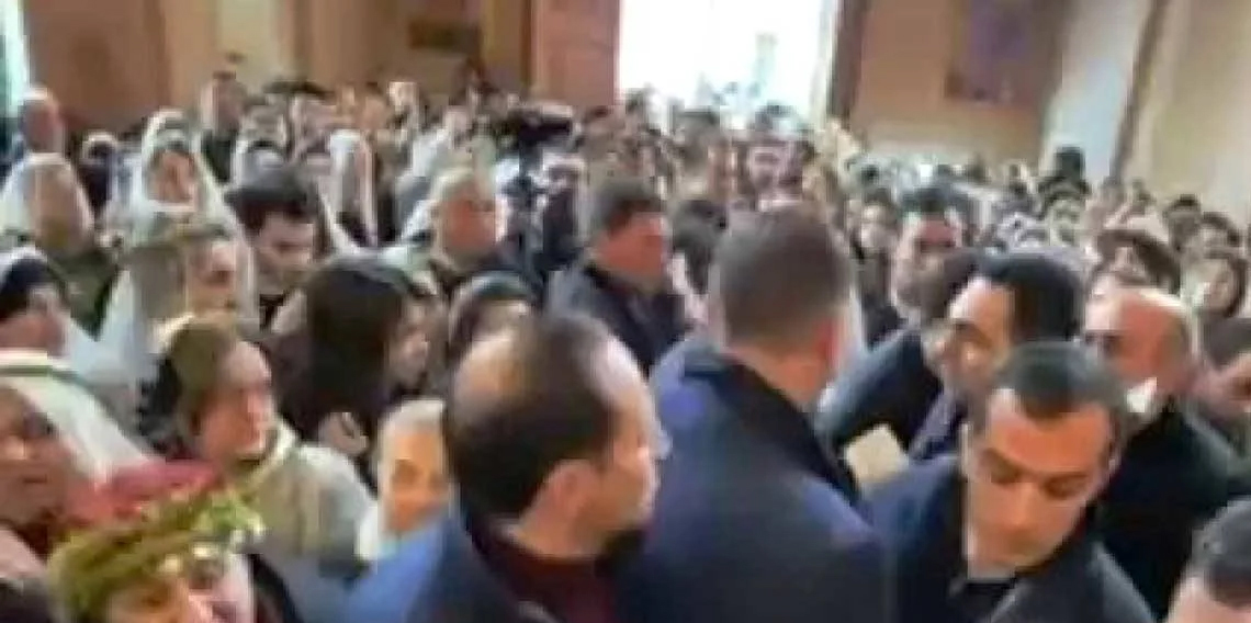 Ermenistan Başbakanı Paşinyan’a kilisede saldırı teşebbüsü