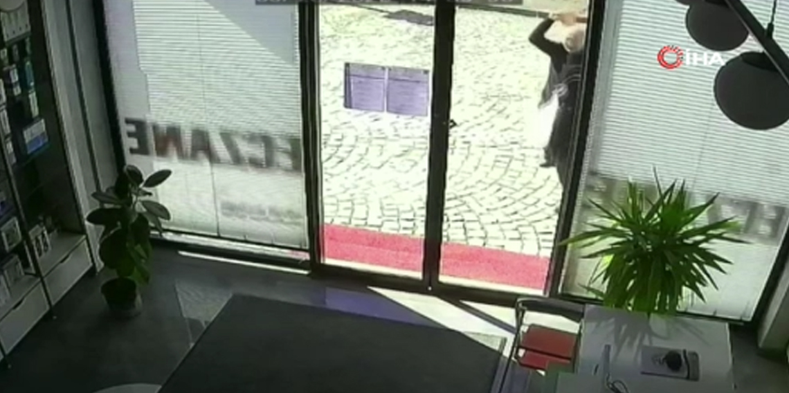 Parke taşıyla eczanenin camını kırdı, ayçiçeği yağıyla kundaklamak istedi
