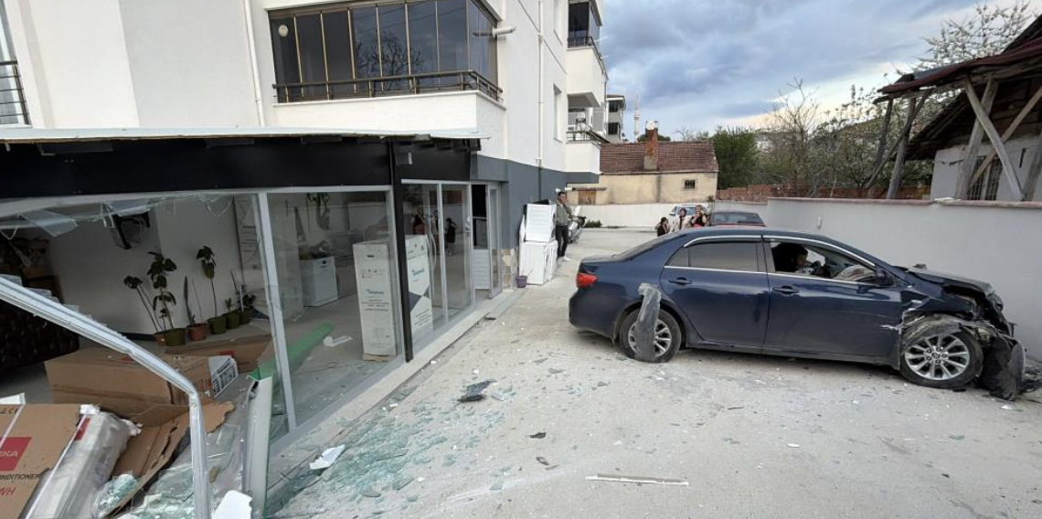 Erbaa’da kontrolden çıkan otomobil markete girdi