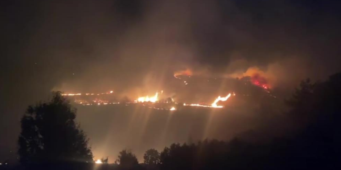 Alanya'daki orman yangınına gece saatlerinde müdahale sürüyor