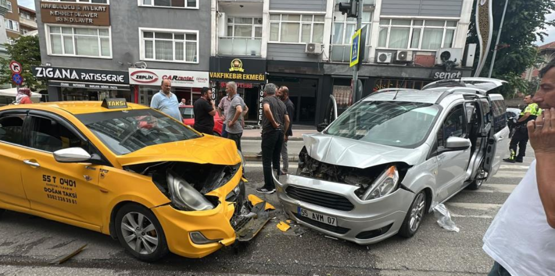 Samsun'da hafif ticari araç ile ticari taksi kafa kafaya çarpıştı: 2 yaralı