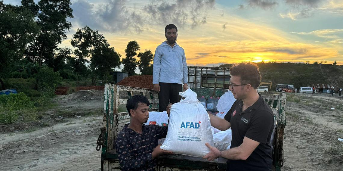 Türkiye'den Bangladeş'e 20 bin paket yardım dağıtıldı