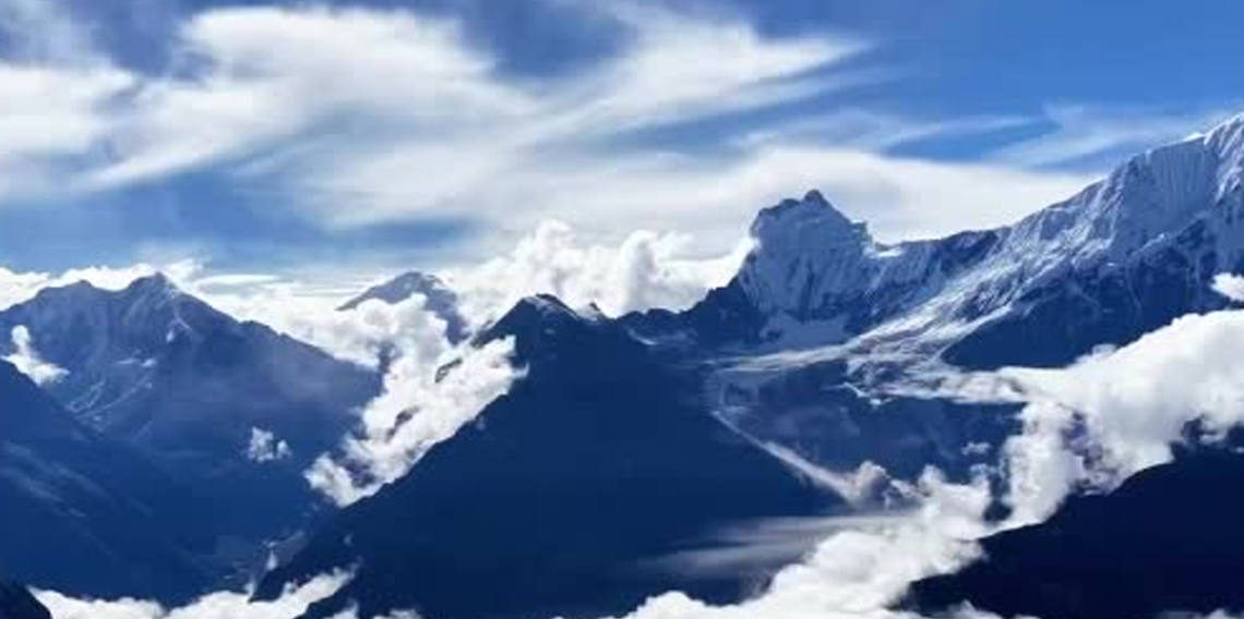 Nepal’deki sel felaketini tetikleyen buzul kopması turist kamerasına yansıdı