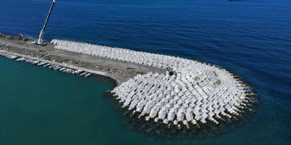 Tonlarca ağırlığındaki dev beton bloklar teker teker diziliyor