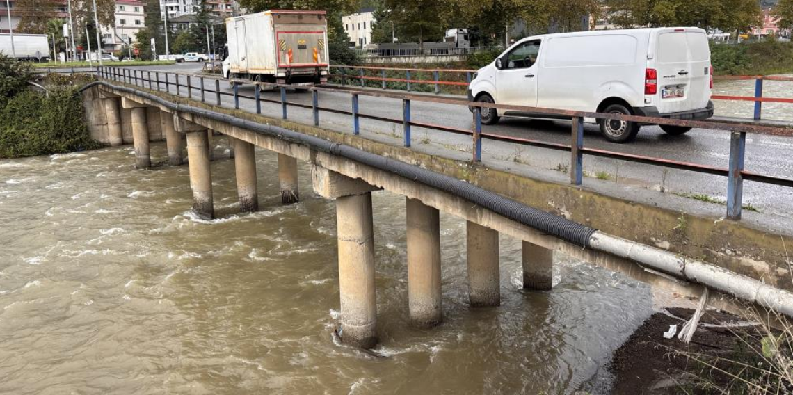 Trabzon’da 40 yıllık köprüde korkutan görüntü: Betonlar döküldü, demirler sarktı