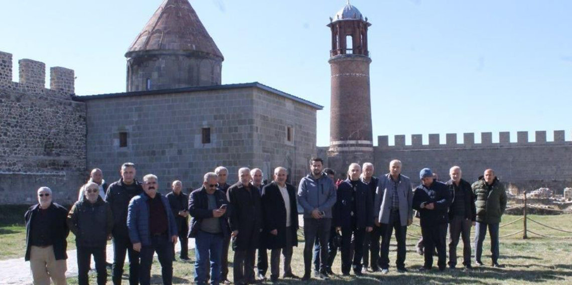 Bayburtlu emeklilere komşu il Erzurum'un tarihi mekanları gezdirildi