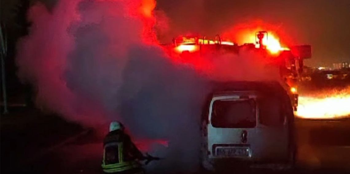 Elazığ'da seyir halindeki araç alev topuna döndü