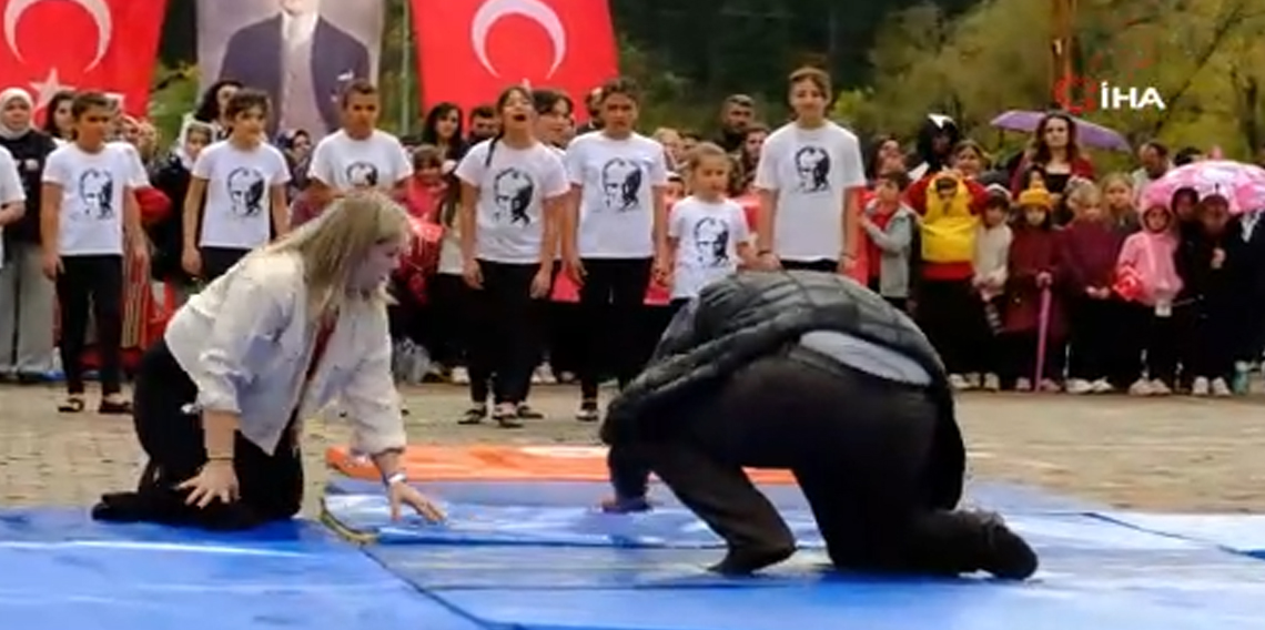 Fedakar baba kızı gösteri yapabilsin diye atkısıyla minderleri kuruttu