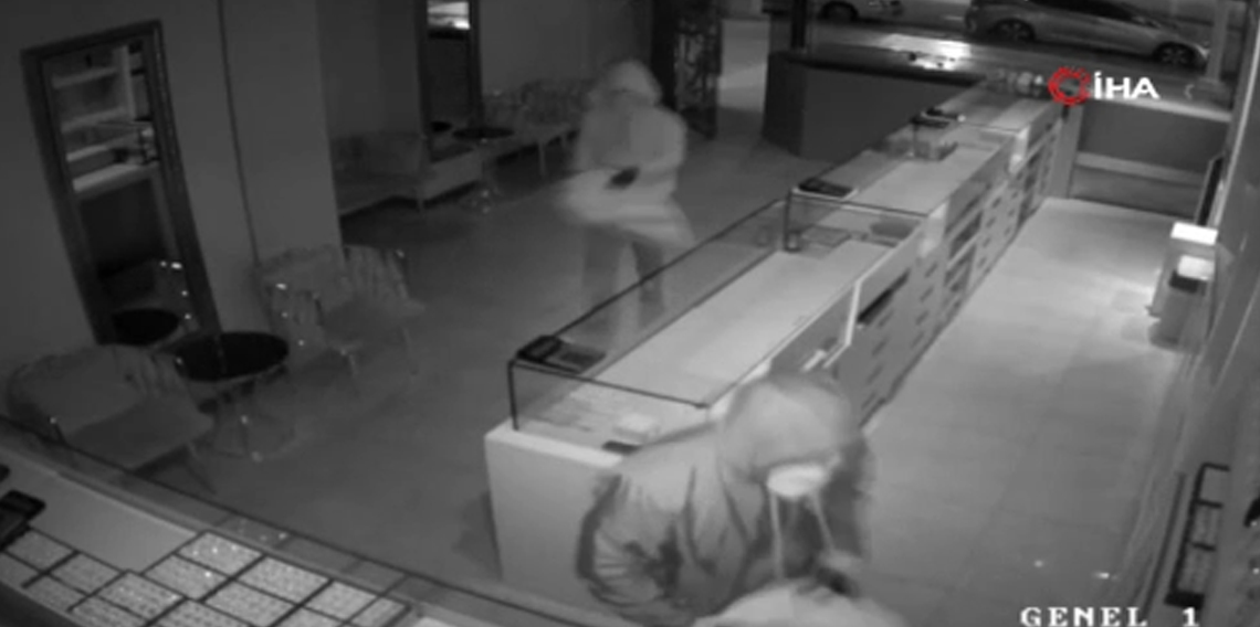 Ankara’da kuyumcudan 7 kilo altın hırsızlığı kamerada
