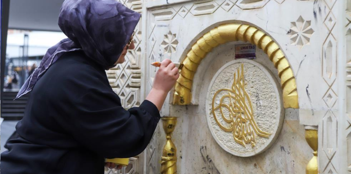 Gümüşhaneli kadın sanatçı, unutulmaya yüz tutan mezarları ve çeşmeleri yeniliyor