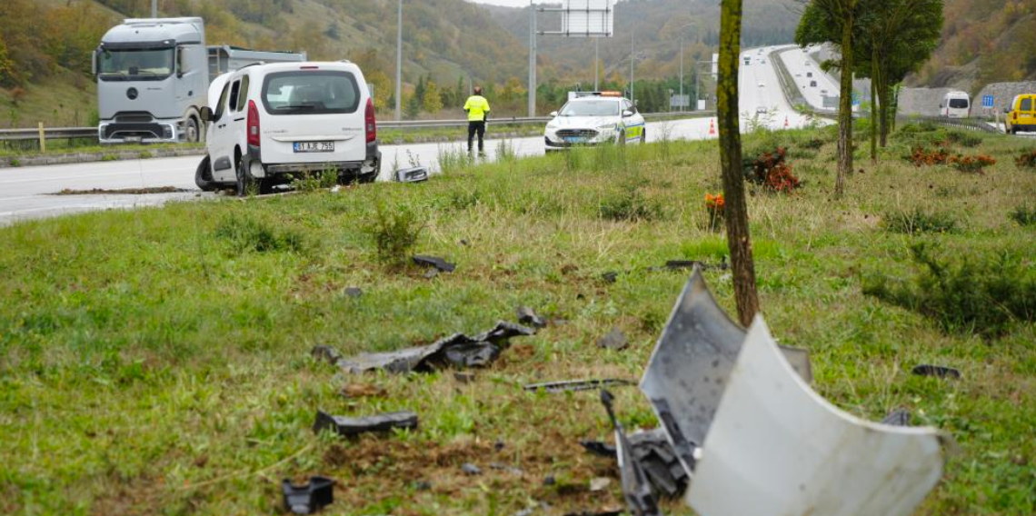 Samsun-Ankara yolunda yağmur kazası: Hafif ticari araç refüje çıktı, 3 kişi yaralandı