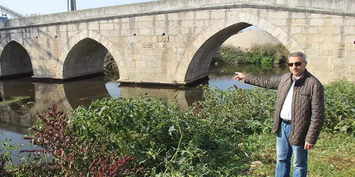 Araç trafiğine kapalı! Tarihi köprü 50 metre yer değiştirdi