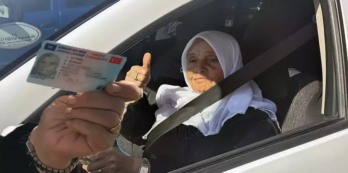 Gören hayran kaldı! 76 yaşında ehliyet aldı, sürücü koltuğuna geçti