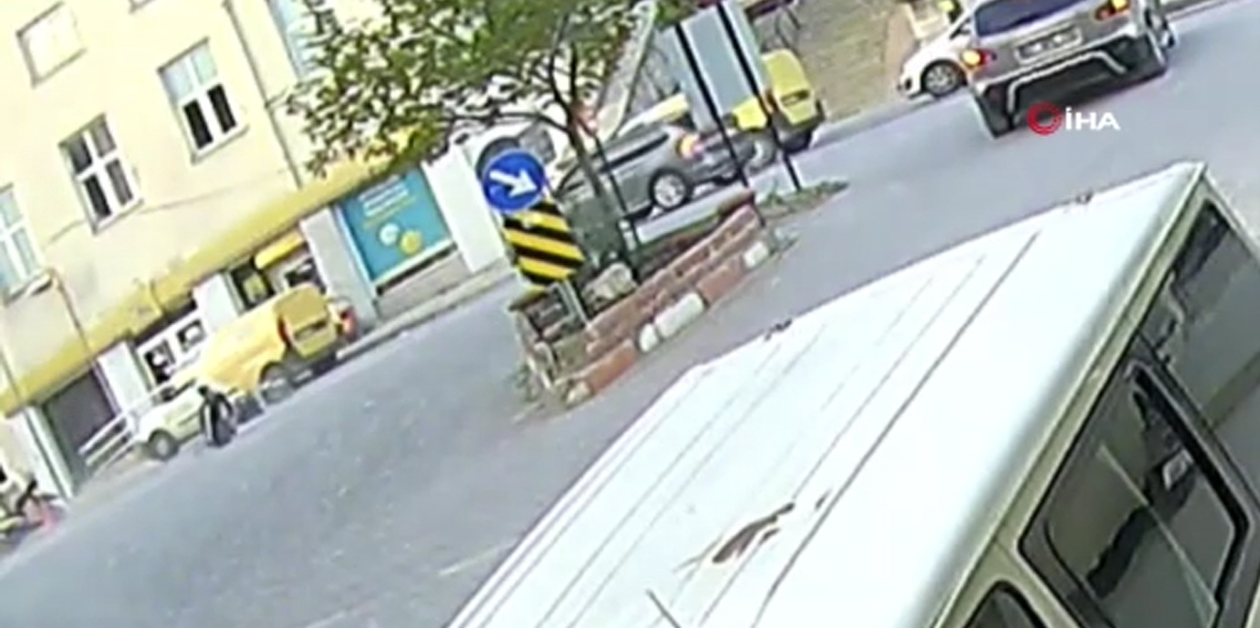 Akıl almaz kaza: Sinyali koluyla verince motosikletliyi yere düşürdü