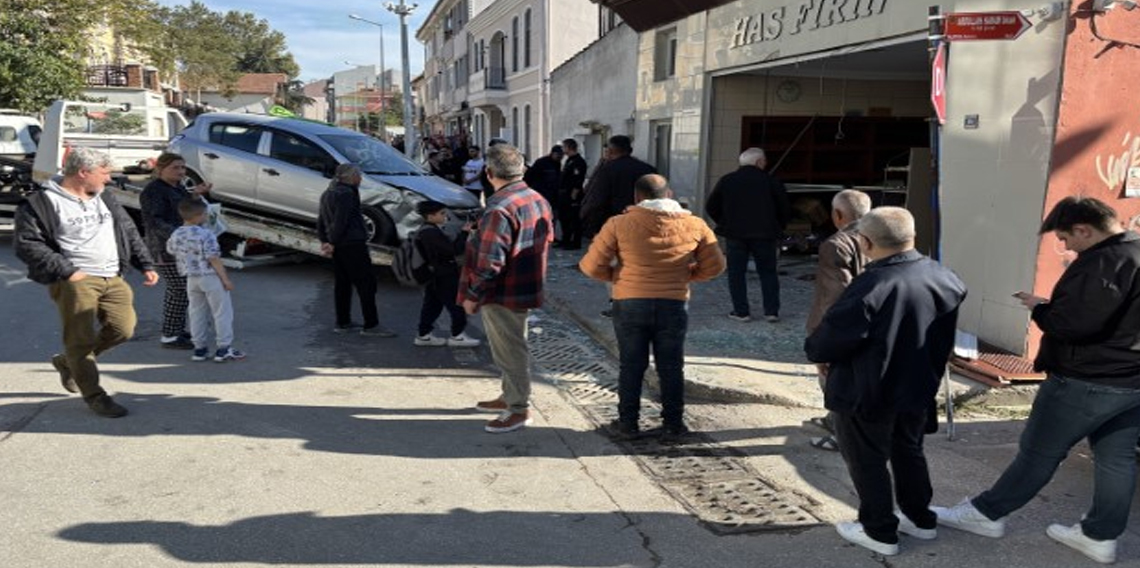 Fırına dalan otomobil ortalığı savaş alanına çevirdi... O anlar kamerada