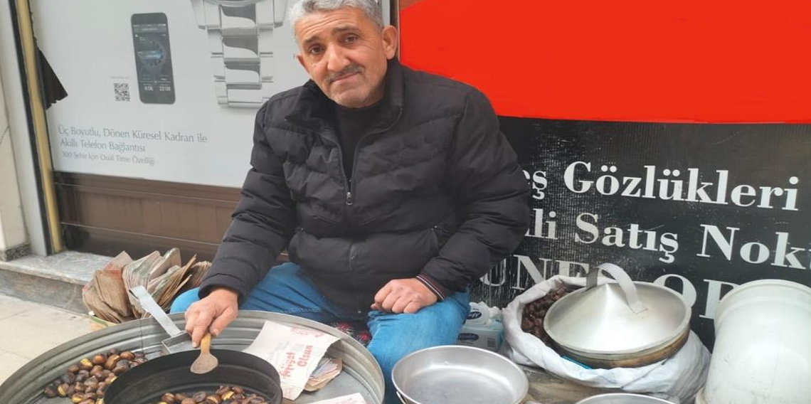 Ordu'da vatandaş 43 yıldır aynı köşede kestane satıyor