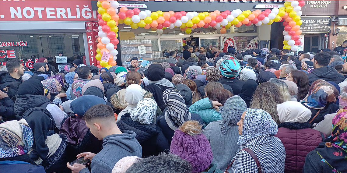 İndirimli ürünleri almak isteyenler mağaza önünü miting alanına çevirdi