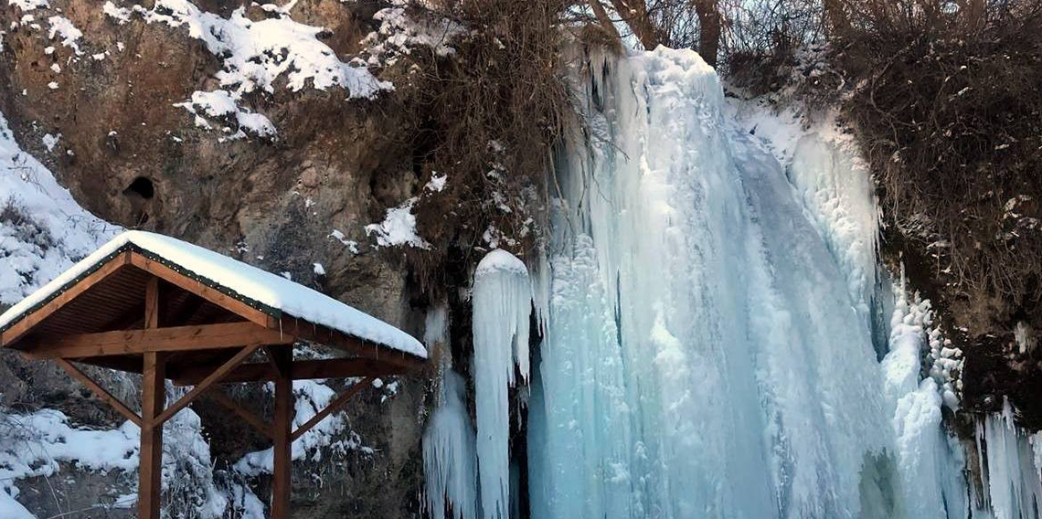 Bayburt'ta Sırakayalar Şelalesi buz tuttu