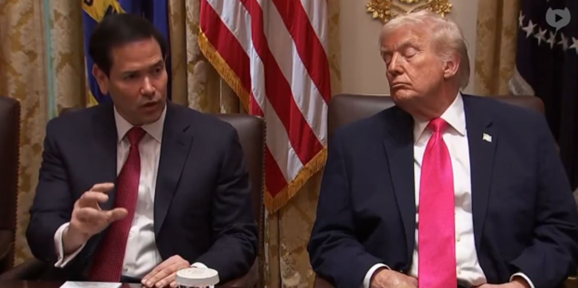 Dünya Trump'ın bu görüntülerini konuşuyor! Kabinede dondu kaldı