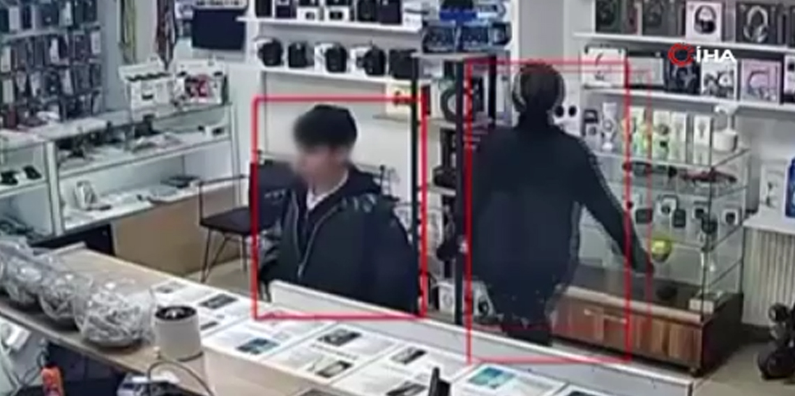 Telefonunu ücretsiz tamir ettirmek isteyen kadın, iş yerinden hoparlör çalıp kaçtı