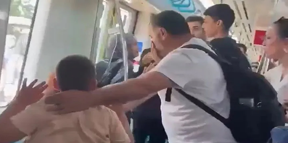 Marmaray’da çocuklarının yanında babayı darbeden iki şahıs yakalandı