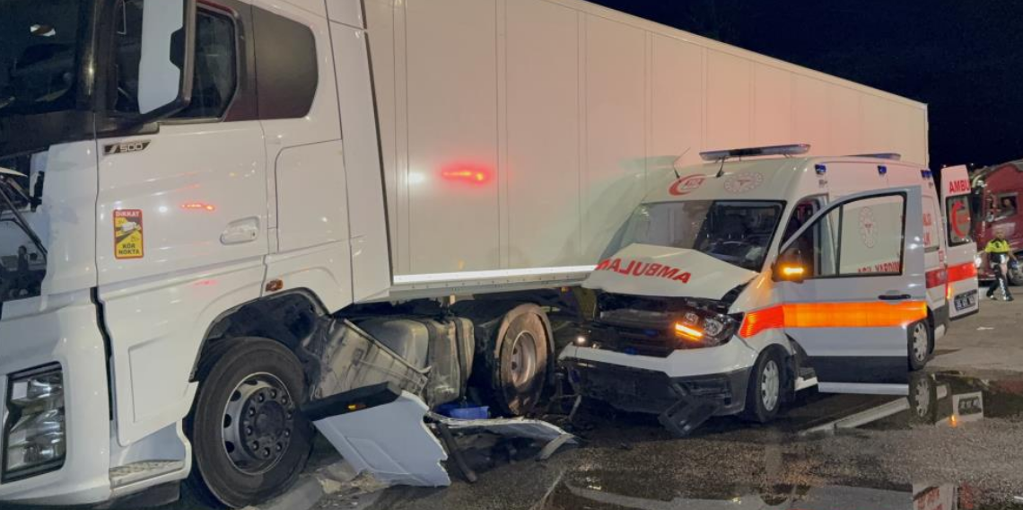 Ambulans ile tır çarpıştı: 6 yaralı