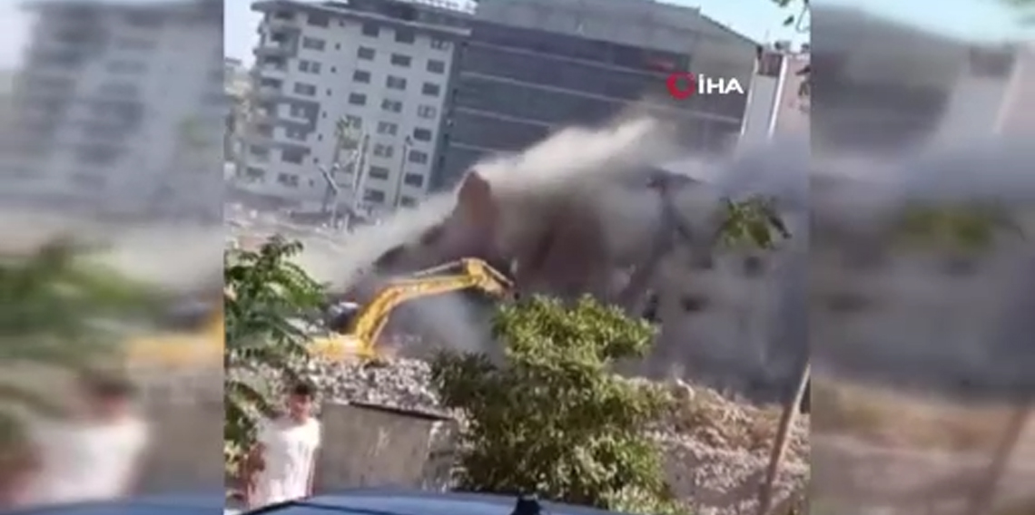 Yıktığı binanın altında kalmaktan saniyelerle kurtuldu