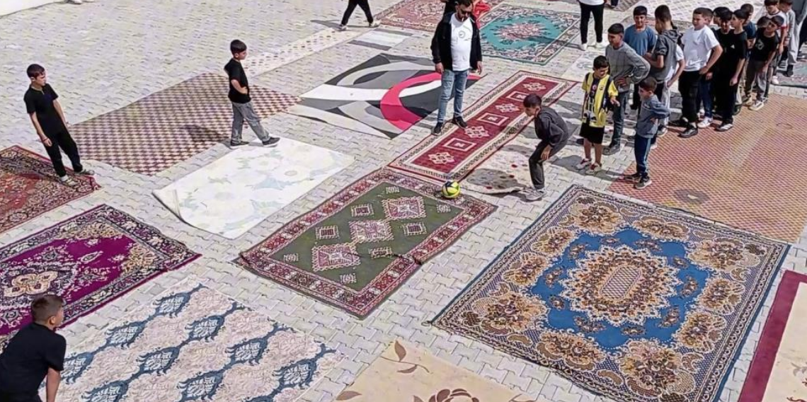 Halı sahaları olmayınca 20'den fazla halıyı yan yana serip kendi sahalarını yaptılar