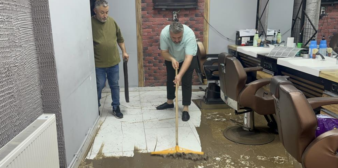 Fatsa'da sağanak yağış hayatı felç etti: Ev ve iş yerlerini su bastı