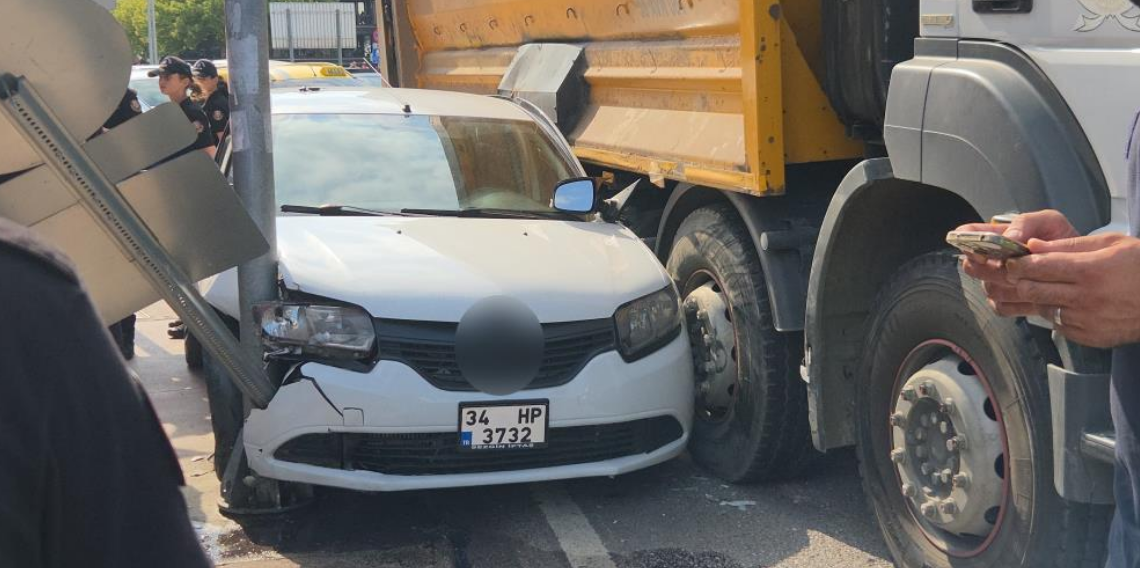 Kamyonun çarptığı otomobil direk ile kamyon arasında sıkıştı: 1 yaralı