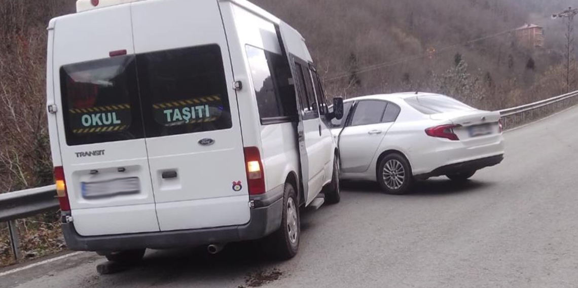 Trabzon'da öğrenci servisi kazası kamerada