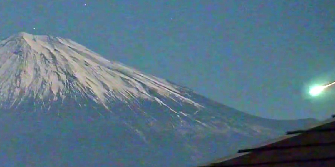 Japonya’daki Fuji Dağı semalarını aydınlatan meteor görsel şölen yaşattı