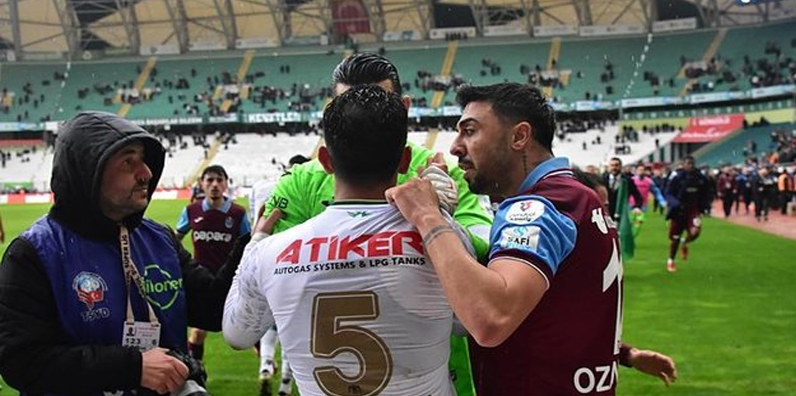 Konyaspor-Trabzonspor maçının uzatma dakikalarında kavga çıktı