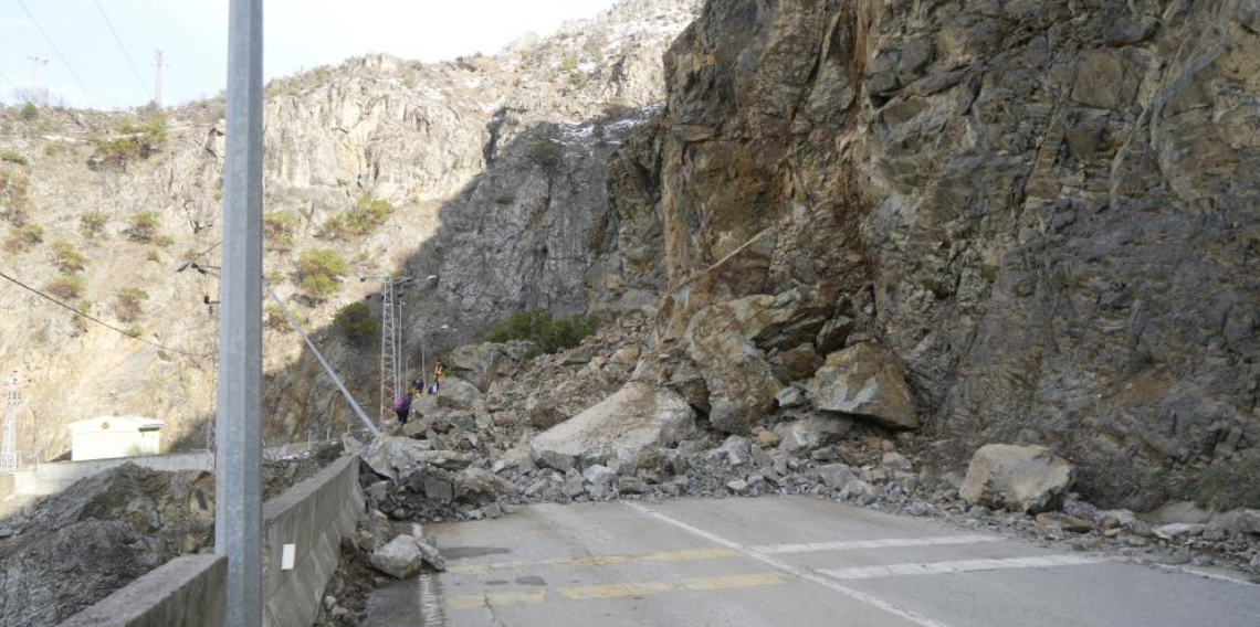 Gümüşhane-Giresun Karayolu Kürtün’de Heyelan Nedeniyle Kapandı