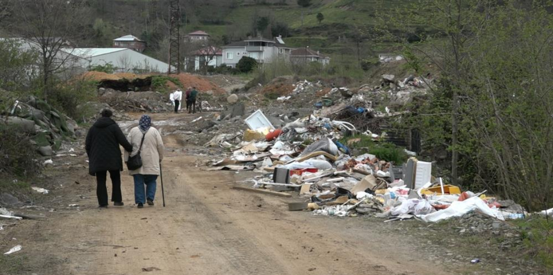 Rize'de vahşi çöp depolama sahası vatandaşları canından bezdirdi