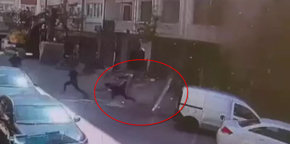 Artçı depremde binanın balkonu böyle yıkıldı